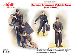 1/35 German Armoured Vehicle Crew 1941-19424 figures and cat