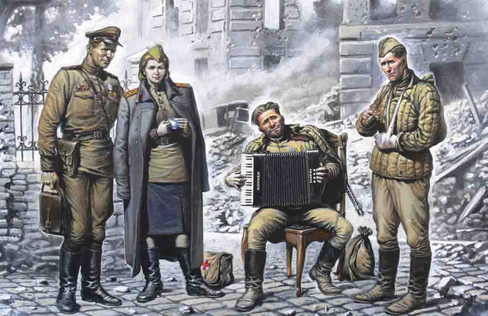 1/35 May 1945 4 figures - 1 officer 2 soldiers 1 military servicewoman