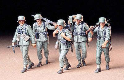 1/35 German Machine Gun Crew On Maneuver