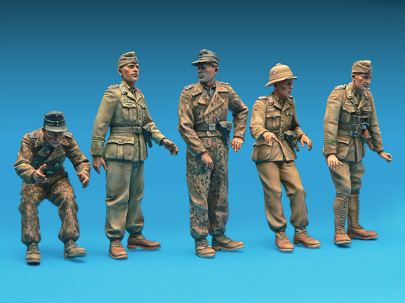 1/35 GERMAN ARMOURED CAR CREW