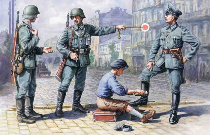 1/35 German Patrol 1939-19424 figures - 1 officer 2 soldiers 1 civilian